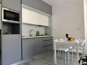 A cozinha ou kitchenette de AURA TOWER Apartments by Gaby