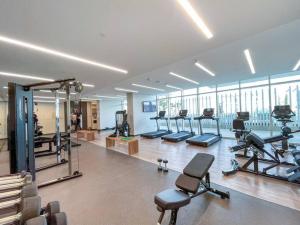 Fitness centrum a/nebo fitness zařízení v ubytování Tropical Home w Private Beach in Emaar Beachfront