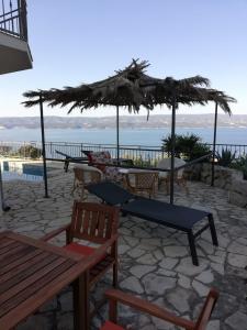 um pátio com cadeiras e mesas e vista para o oceano em Villa Belle Vue em Celina