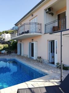 uma villa com piscina em frente a uma casa em Villa Belle Vue em Celina