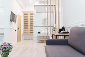 Televízia a/alebo spoločenská miestnosť v ubytovaní Agora Athens Suites
