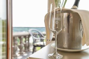 kieliszek wina siedzący na stole obok czajnika do herbaty w obiekcie Schlosshotel Steinburg w mieście Würzburg