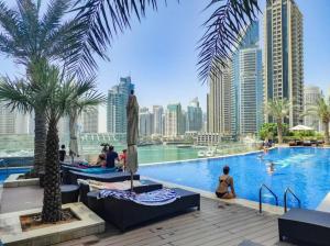 Басейн в или близо до Blue dream apartment with Harbour view in Dubai Marina