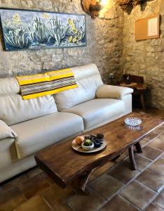 - un salon avec un canapé et une table basse dans l'établissement Casa Rustic Suites, JACUZI & LOVE, à Xert