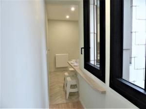 W łazience znajduje się toaletka ze stołkiem i lustrem. w obiekcie Coeur Rouennais 4P - Centre historique - Rue piétonne - Internet -Wifi w Rouen +26 zdjęć