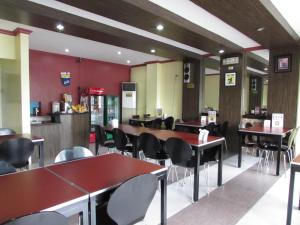 a dining room with tables and chairs in a restaurant at Oyster Plaza Hotel in Manila +33 photos