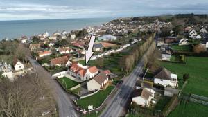 una vista aérea de una pequeña ciudad con casas en Villa Tracy, en Arromanches-les-Bains