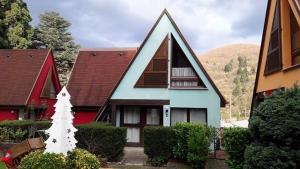 una casa con un árbol de Navidad delante de ella en Pinot Gris/Pinot Blanc, en Kaysersberg