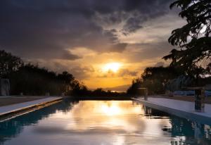 Relais Forte Benedek Wine & SPA - Adults Only内部或周边的泳池