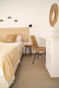 1 dormitorio con cama, escritorio y silla en Argo-studios, en Kini