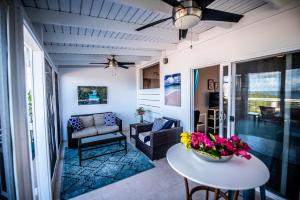 Beautiful Honeymoon Suite at Sunset Serenade في Enighed: غرفة معيشة مع طاولة وأريكة