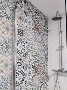 baño con ducha con azulejos en la pared en EL MOTIVO, en Cercedilla