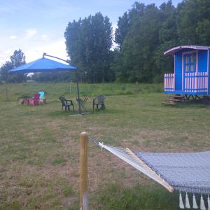 Les roulottes du Moulin de Palet外面的花园
