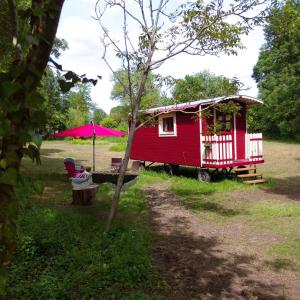 Les roulottes du Moulin de Palet外面的花园