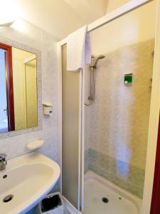 e bagno con doccia, lavandino e vasca. di Albergo delle Rose a Bagnara Calabra Altre 24 foto