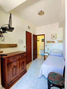 Letto o letti in una camera di Albergo delle Rose