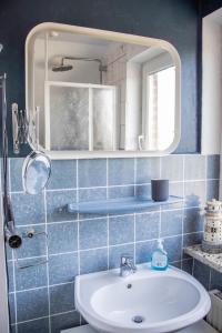 a bathroom with a sink and a mirror at Im Schnuckenbau, Ferienhaus in Schneverdingen