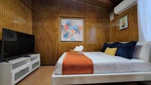 Katil atau katil-katil dalam bilik di Palm's Bohemian House with Private Pool