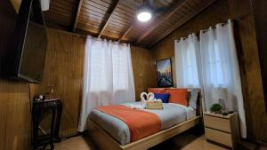 Una cama o camas en una habitación de Palm's Bohemian House with Private Pool