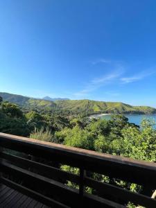una terraza con vistas a un cuerpo de agua en Loft Mar e Lua, en São Sebastião
