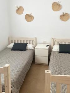 En eller flere senge i et værelse på Villa Calma