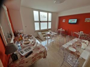 TV a/nebo společenská místnost v ubytování Corallo Rosso B&B
