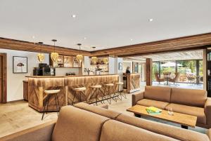Ein Sitzbereich in der Unterkunft ADLER HÄUSERN Gourmet & Spa Hotel