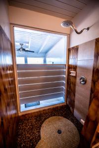 uma casa de banho com um chuveiro e uma janela grande em Beautiful Honeymoon Suite at Sunset Serenade em Enighed