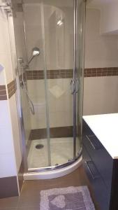 La salle de bains est pourvue d'une douche avec une porte en verre. dans l'établissement Nial House, à Monopoli
