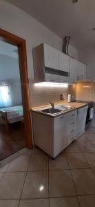 A cozinha ou kitchenette de Apartman Tina