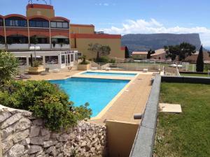 a swimming pool in front of a building at LE CAP - bungalow vue mer et colline - Hauteur de Cassis in Cassis