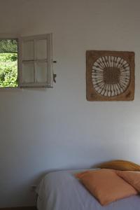 um quarto com uma cama e uma janela em Les Mazets de Pascale em Saint-Rémy-de-Provence