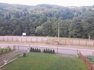 einen Park mit einem Zaun und einem Basketballplatz in der Unterkunft Apartman Zivanovic in Foča + 7 Fotos