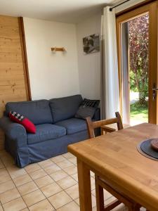 un soggiorno con divano blu e tavolo di La Saume a Ceillac
