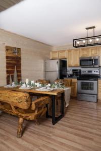 Кухня або міні-кухня у Remodelled cabin! great location!