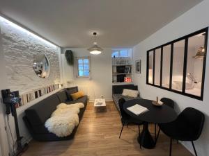 Kuchyňa alebo kuchynka v ubytovaní Le Cosy Intra - Appt Cocon Parking privé