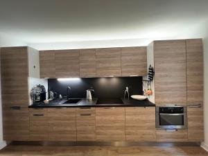 Kuchyňa alebo kuchynka v ubytovaní Le Cosy Intra - Appt Cocon Parking privé