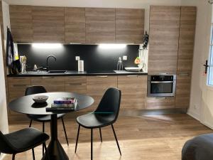 Kuchyňa alebo kuchynka v ubytovaní Le Cosy Intra - Appt Cocon Parking privé