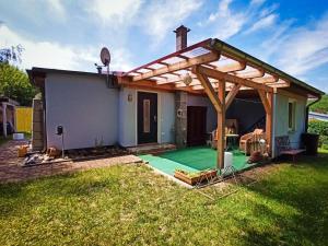 a pergola on a house in a yard at Häuschen am Silbersee in Kittlitz
