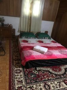 Ein Bett oder Betten in einem Zimmer der Unterkunft New Bunga Sonsang Homestay Syariah
