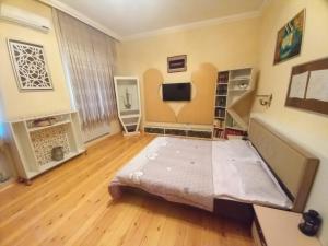 um quarto com uma cama grande num quarto em Yurd in Sheki em Sheki
