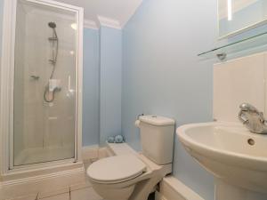 Ένα μπάνιο στο Townbridge Apartment +26 φωτογραφίες