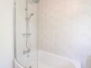 Bilik mandi di 13 The Crescent +37 gambar