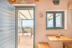 een deur naar een kamer met een tafel en een raam bij House with a swimming pool - Olive Grove Sumartin in Sumartin