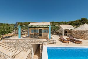 Kolam renang di atau dekat dengan House with a swimming pool - Olive Grove Sumartin