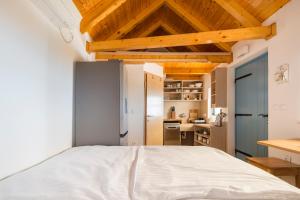 1 dormitorio con 1 cama blanca grande en una habitación en House with a swimming pool - Olive Grove Sumartin en Sumartin