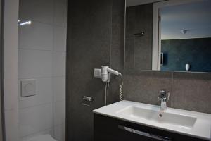 Koupelna v ubytování Hotel Dichtbijzee