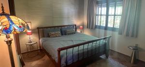 Un dormitorio con una cama y una ventana y una lámpara. en Romantic white Villa -private pool, en Nerja 58 fotos más