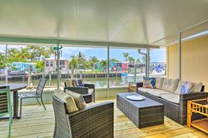 Posezení v ubytování Ocean Access Jensen Beach Home Dock and Lanai!