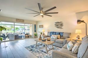 Posezení v ubytování Ocean Access Jensen Beach Home Dock and Lanai!